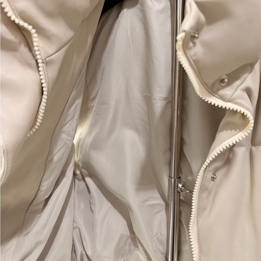 Women's Beige Puffer Vest- Chic & Cozy essential - Picture 3 of 8